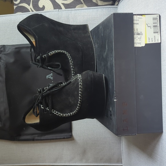 L.A.M.B. Nate blk suede booties sz 9.5 - Picture 2 of 8